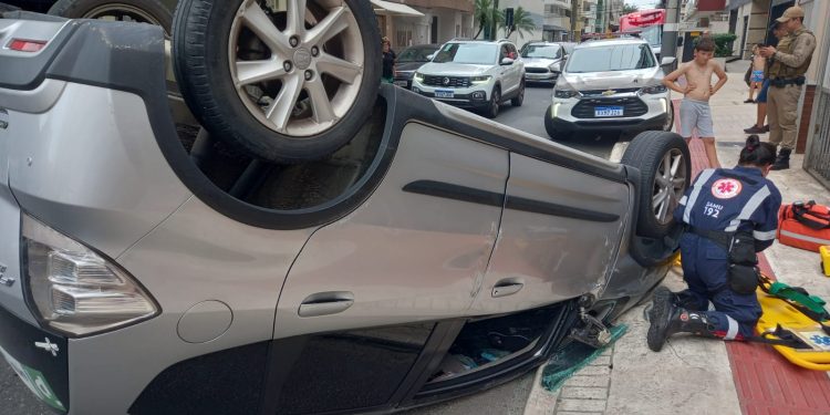 Idosa Causa Engavetamento De Carros Estacionados E Capota Ve Culo Em